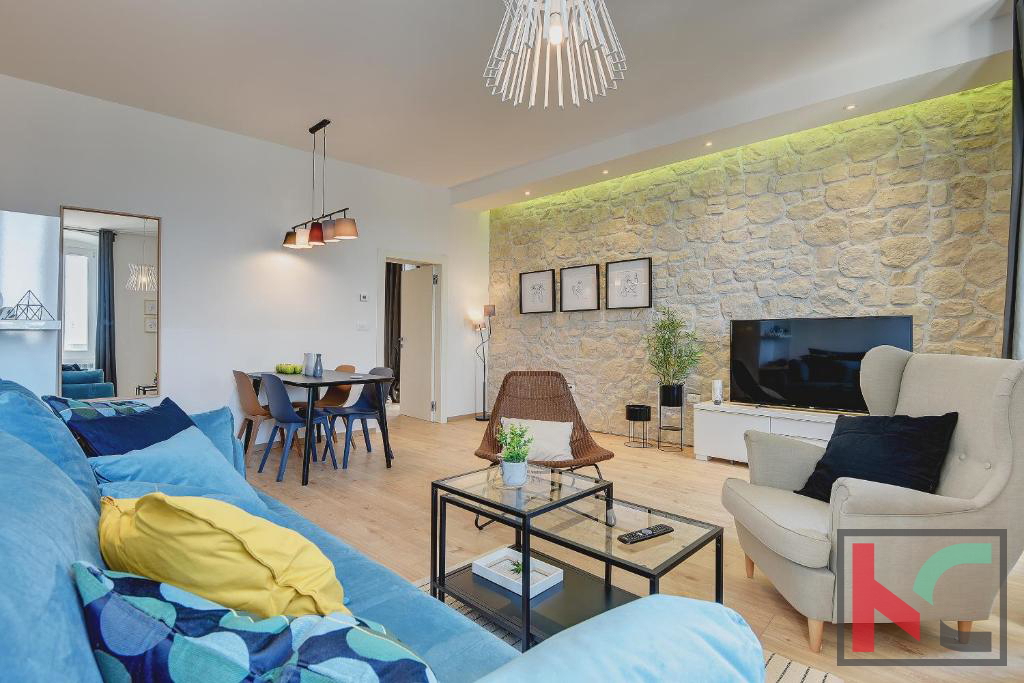 Istria, Pula, Riva, appartamento ristrutturato 129,37m2 con tre unità abitative