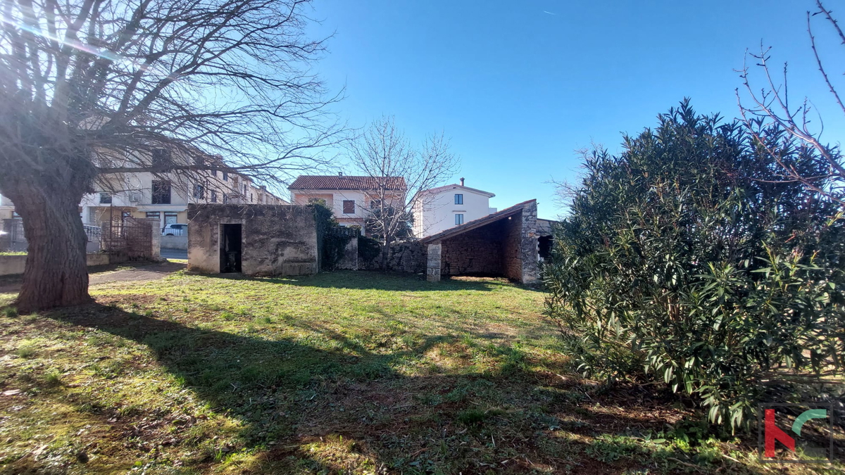 Istria, villaggio di Rovigno, casa in pietra su terreno di 1335 m2, #vendita