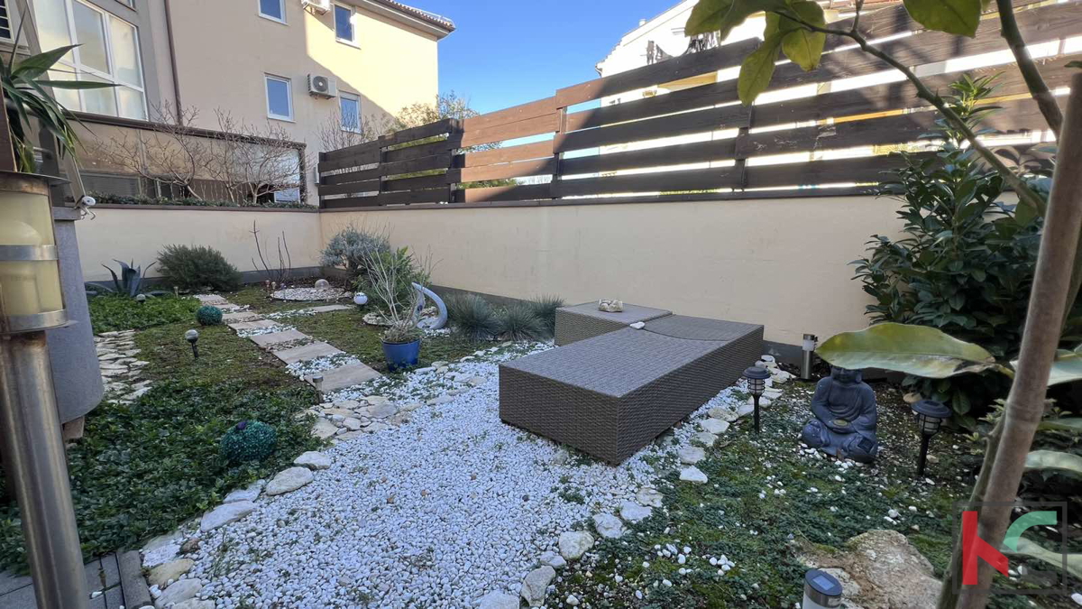 Pula, Monte Magno, moderno appartamento con due camere da letto con bellissimo giardino e piscina