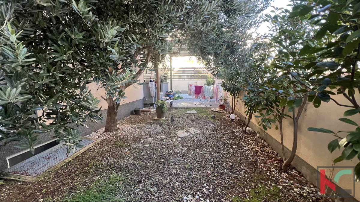 Pula, Monte Magno, moderno appartamento con due camere da letto con bellissimo giardino e piscina