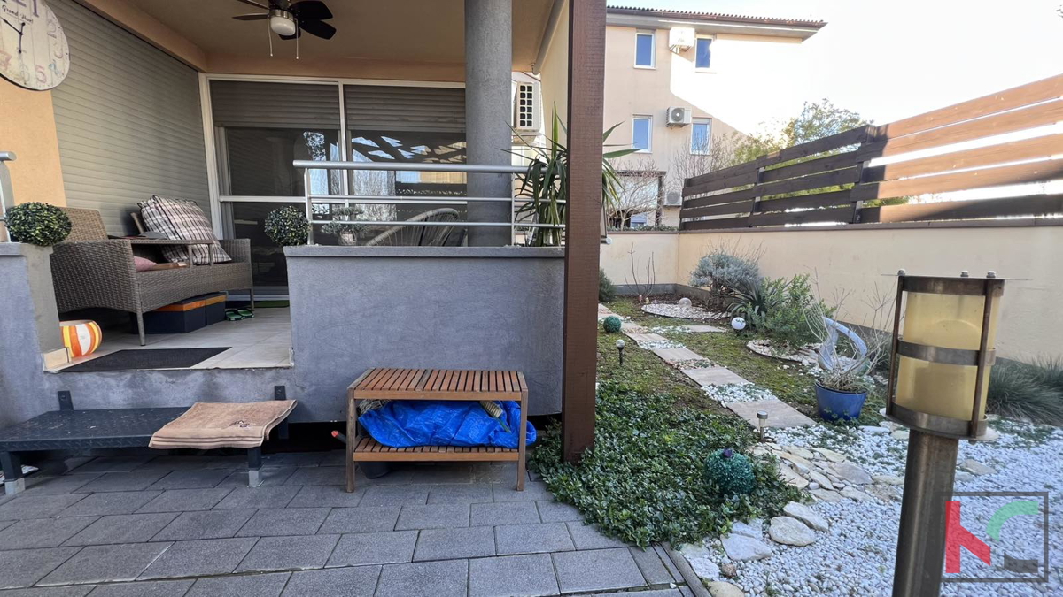 Pula, Monte Magno, moderno appartamento con due camere da letto con bellissimo giardino e piscina