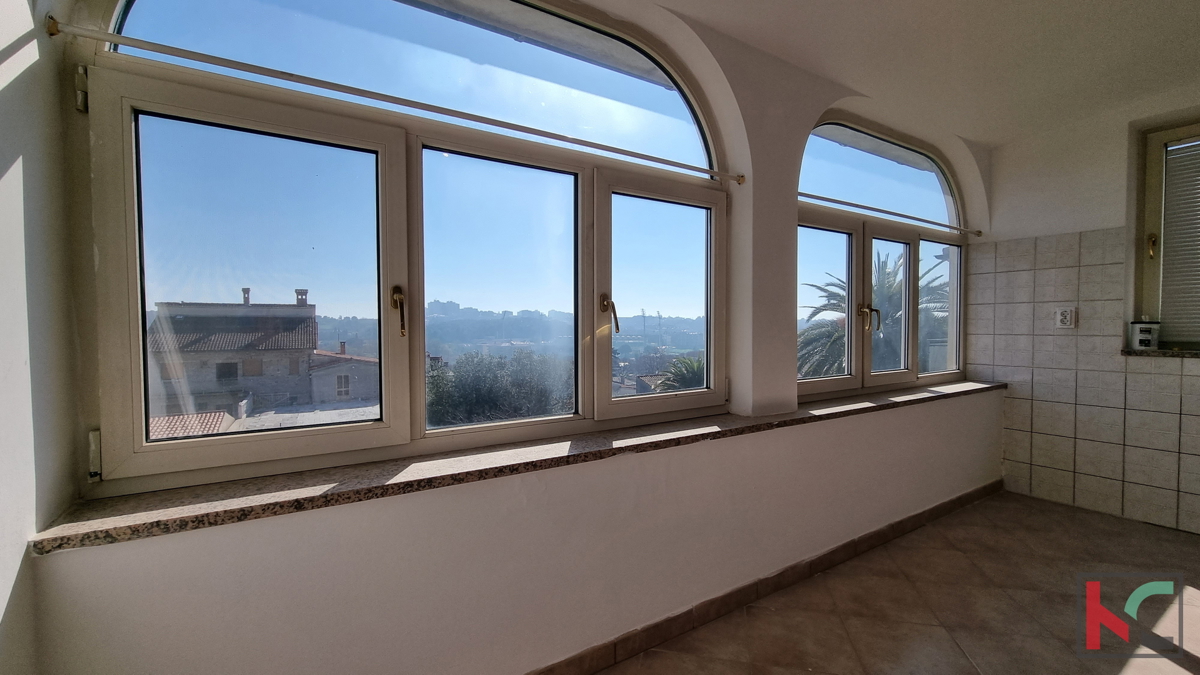 Pula, villaggio di Sisan, casa piano 134m2 con giardino di 400m2/vista aperta sulla città, #vendita