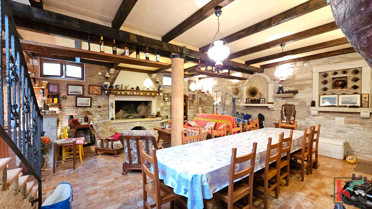 Istria, Rovigno, appartamento con taverna rustica, terrazza, 550m dalla spiaggia, #vendita