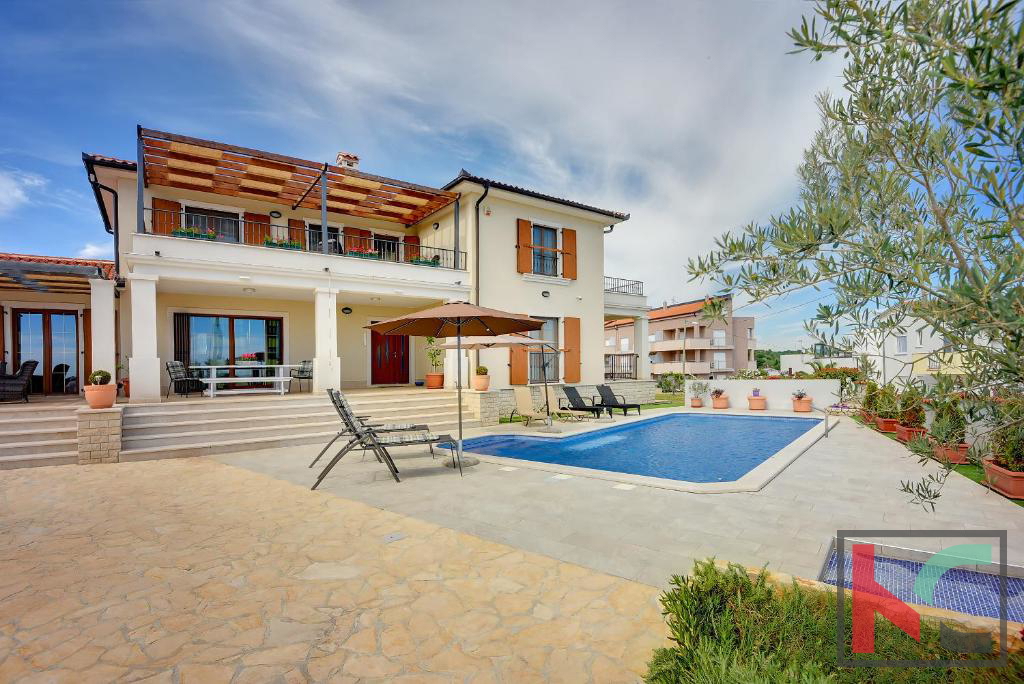 Istria, Medulin, villa di lusso con piscina e giardino paesaggistico 1100m2, 300m dal mare