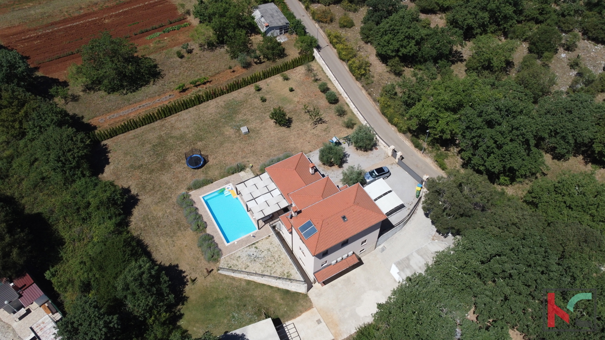 Rovigno, una combinazione di villa moderna e rustica con piscina su un giardino di 2500 m2