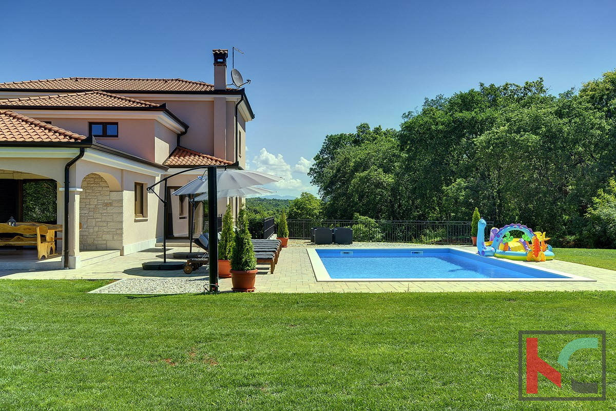 Rovigno, una combinazione di villa moderna e rustica con piscina su un giardino di 2500 m2