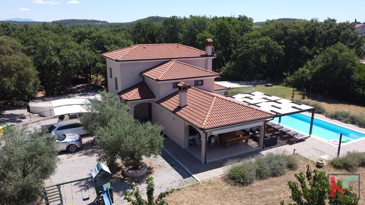 Rovigno, una combinazione di villa moderna e rustica con piscina su un giardino di 2500 m2