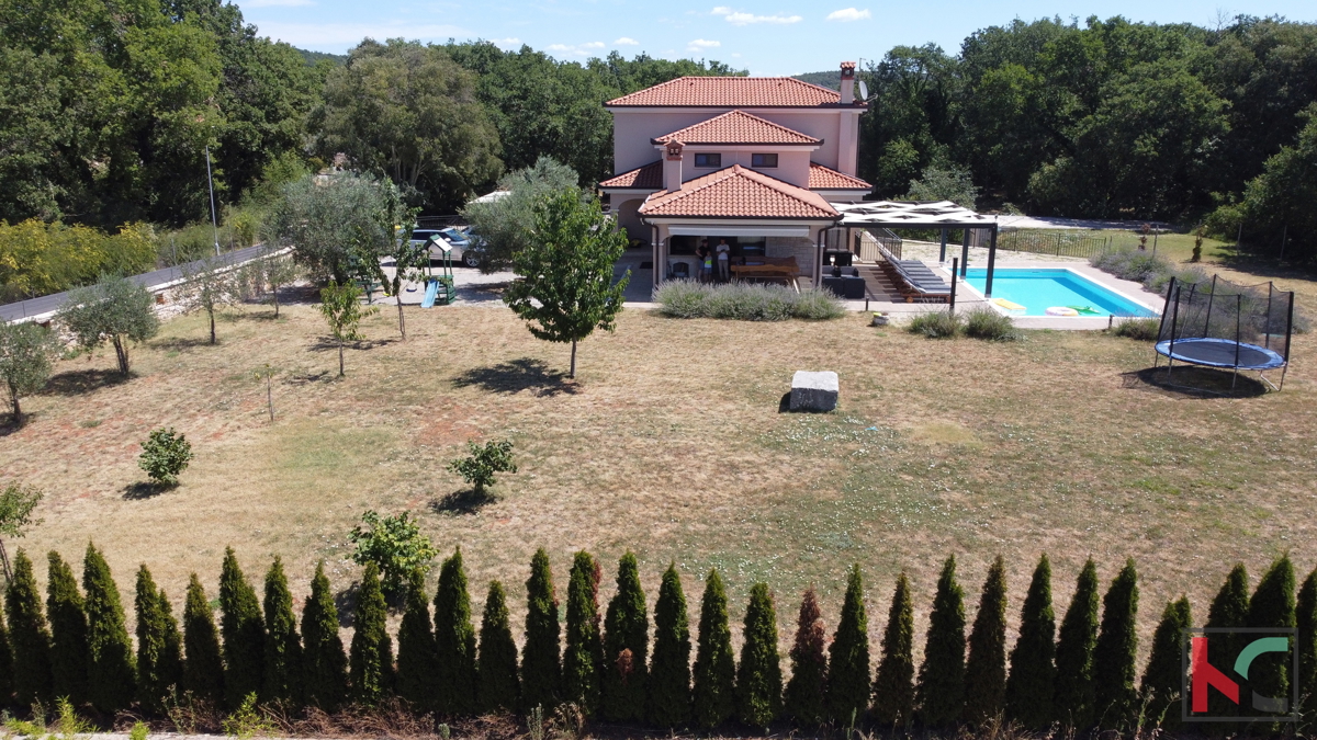 Rovigno, una combinazione di villa moderna e rustica con piscina su un giardino di 2500 m2