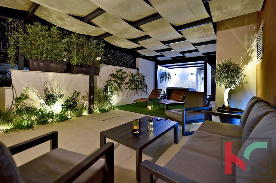 Pola, Pješčana Uvala, appartamento di lusso con cortile, vicino al mare #vendita