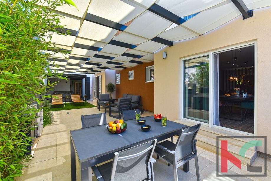 Pola, Pješčana Uvala, appartamento di lusso con cortile, vicino al mare #vendita