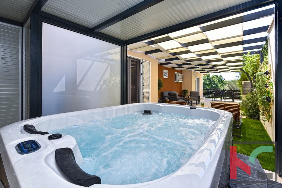 Pola, Pješčana Uvala, appartamento di lusso con cortile, vicino al mare #vendita