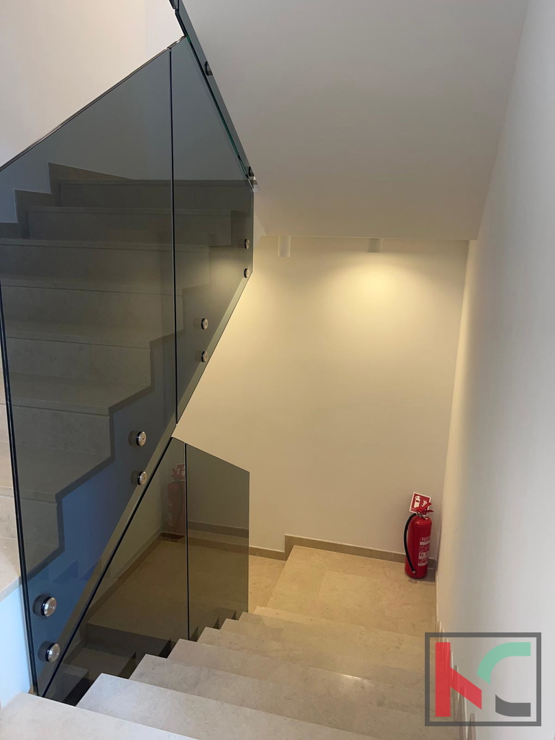 Rovigno, appartamento di lusso a 100 metri dal mare con giardino e giardino propri, superficie abitabile 127,50 m2 #vendita