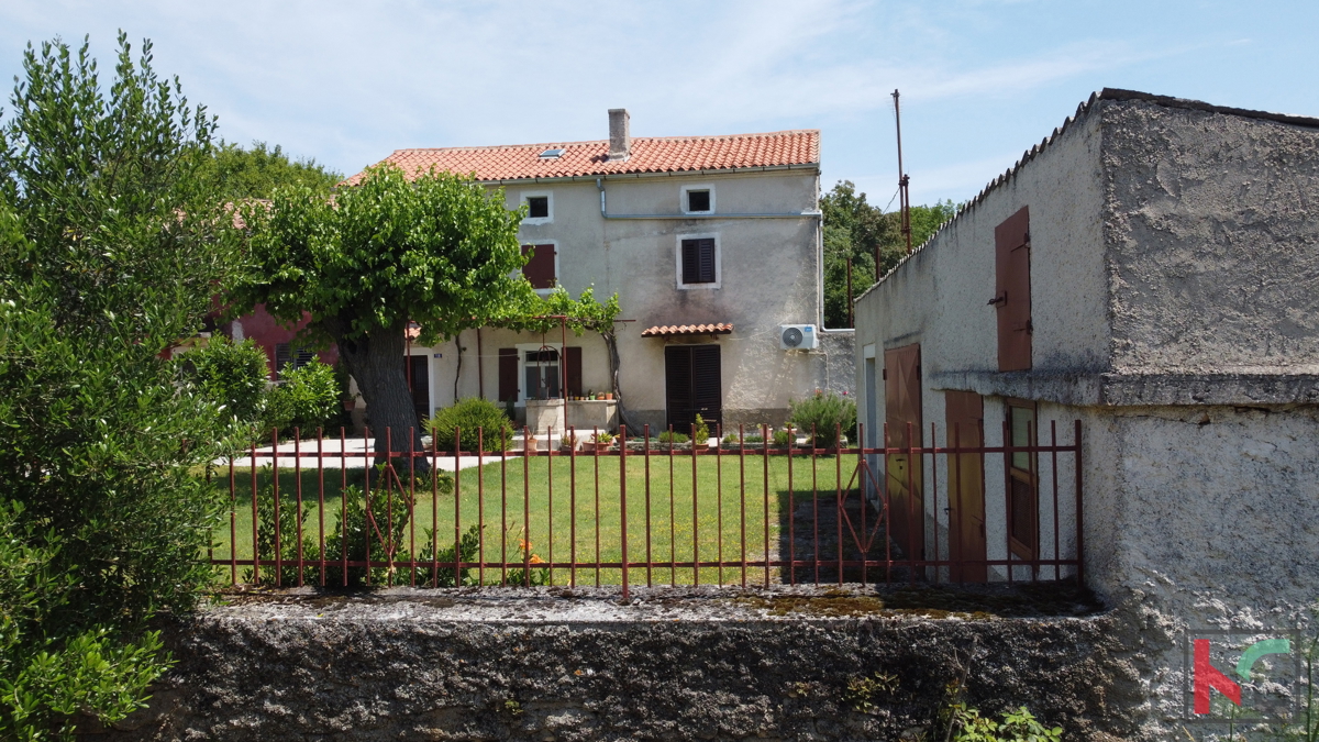 SVETVINČENAT, KAMENA KUĆA SA VELIKOM OKUĆNICOM NA ODLIČNOJ LOKACIJI #PRODAJA