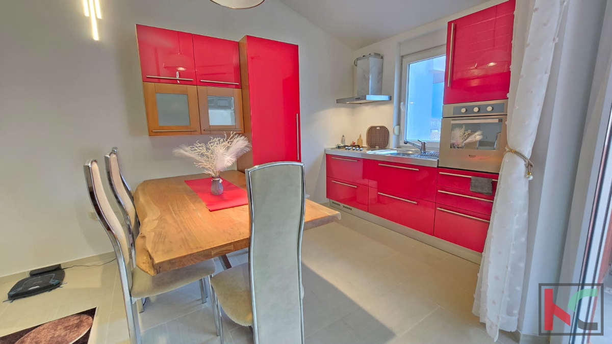 Istria, Valbandon, appartamento 59,01 m2, 1 camera da letto + bagno, due posti auto e balcone #vendita