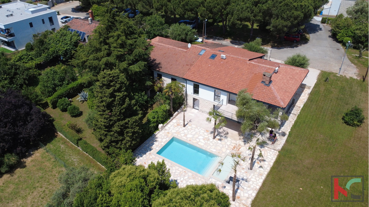 ISTRA – UMAG, CASA CON 3 APPARTAMENTI E PISCINA, A 300 M DALLA SPIAGGIA #VENDITA