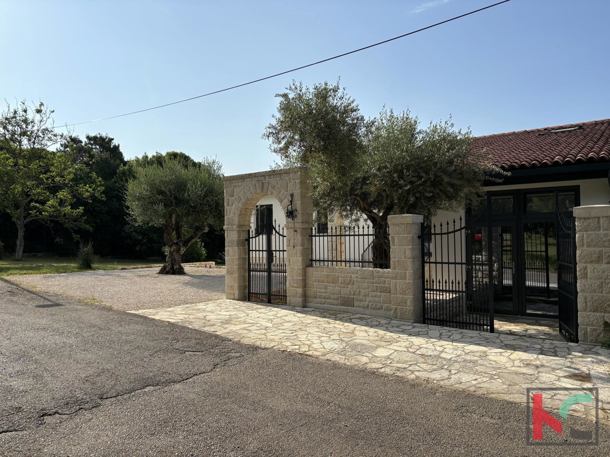 ISTRA – UMAG, CASA CON 3 APPARTAMENTI E PISCINA, A 300 M DALLA SPIAGGIA #VENDITA