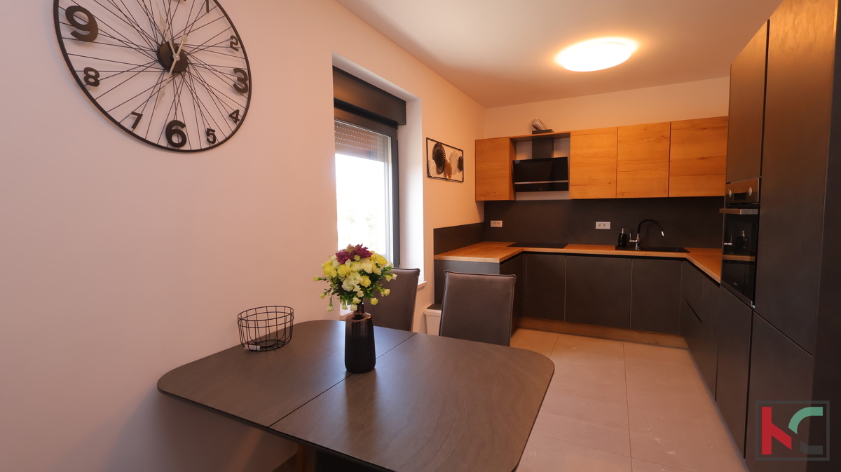 Istria, Pola, Pjescana Uvala, appartamento in un nuovo edificio 102,5 m2 con vista mare