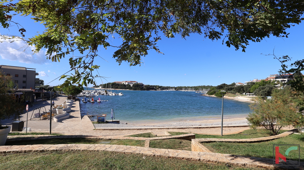 Istria, Pola, Pjescana Uvala, appartamento in un nuovo edificio 102,5 m2 con vista mare