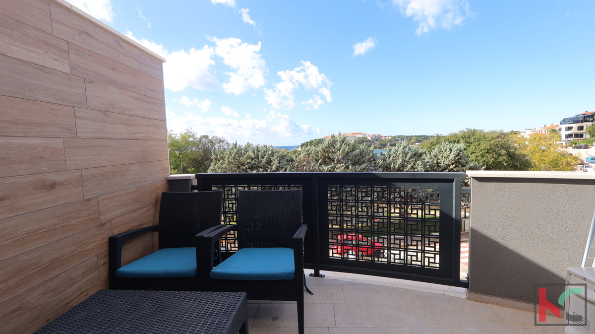 Istria, Pola, Pjescana Uvala, appartamento in un nuovo edificio 102,5 m2 con vista mare