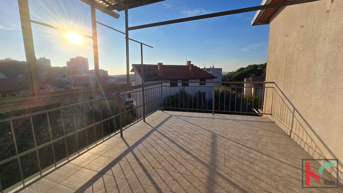 Pula, Vidikovac, spazioso appartamento 110m2 con 3 terrazze e giardino 196m2