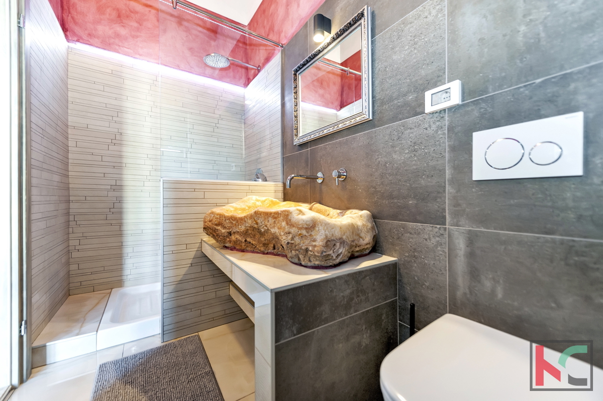 Istria, Kanfanar, autentica villa di 200 m2 con piscina e vista mare