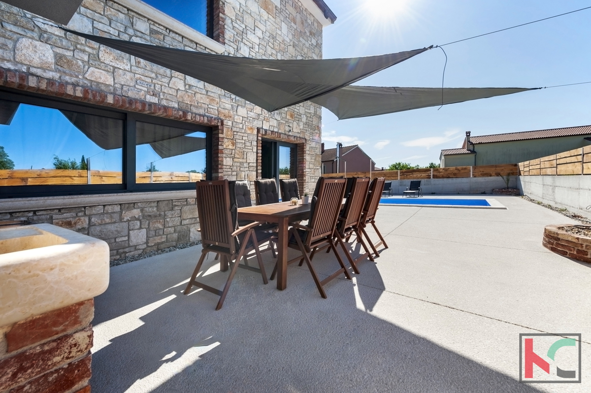 Istria, Kanfanar, autentica villa di 200 m2 con piscina e vista mare