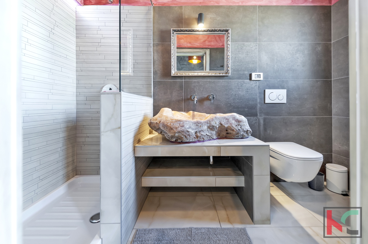 Istria, Kanfanar, autentica villa di 200 m2 con piscina e vista mare