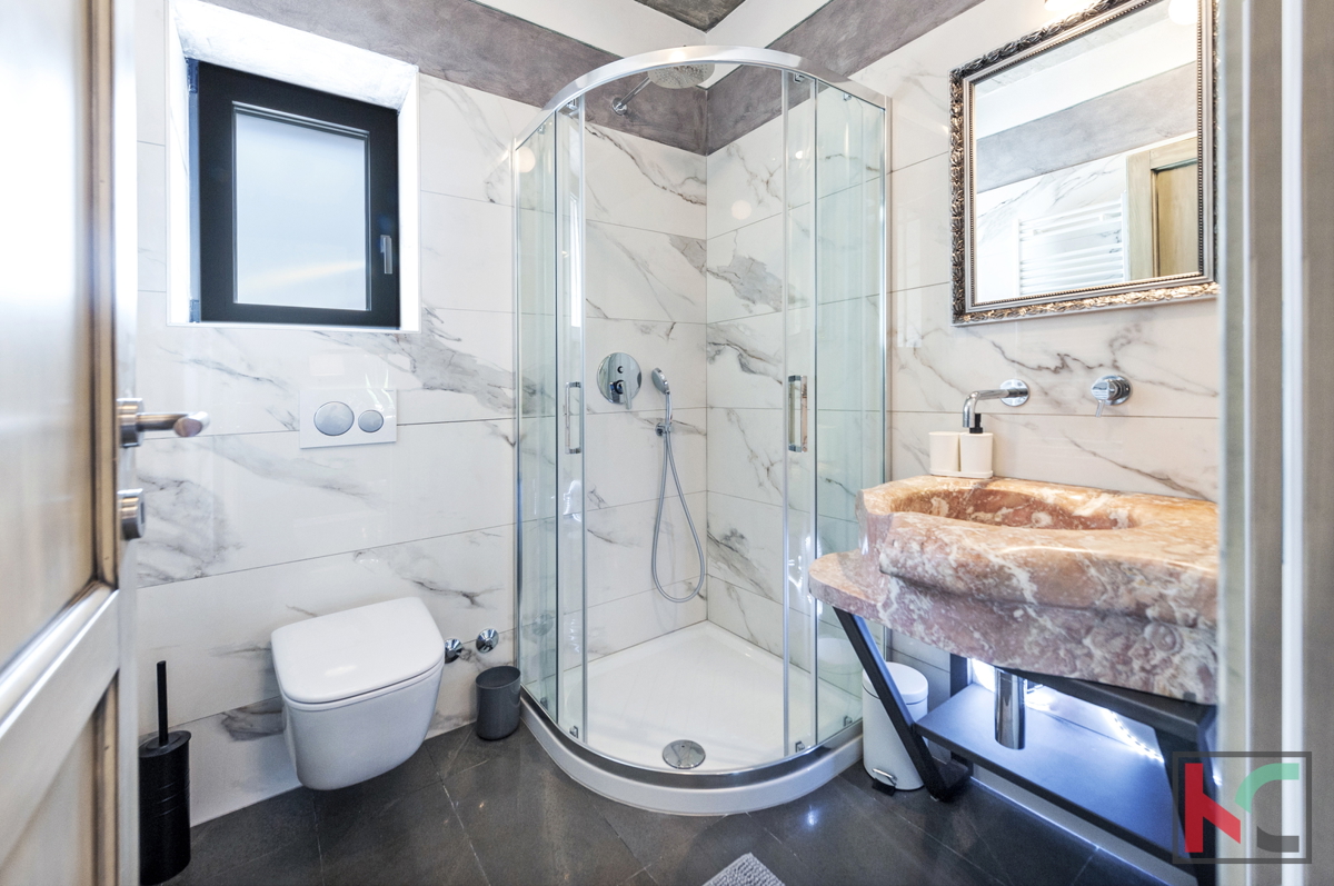 Istria, Kanfanar, autentica villa di 200 m2 con piscina e vista mare