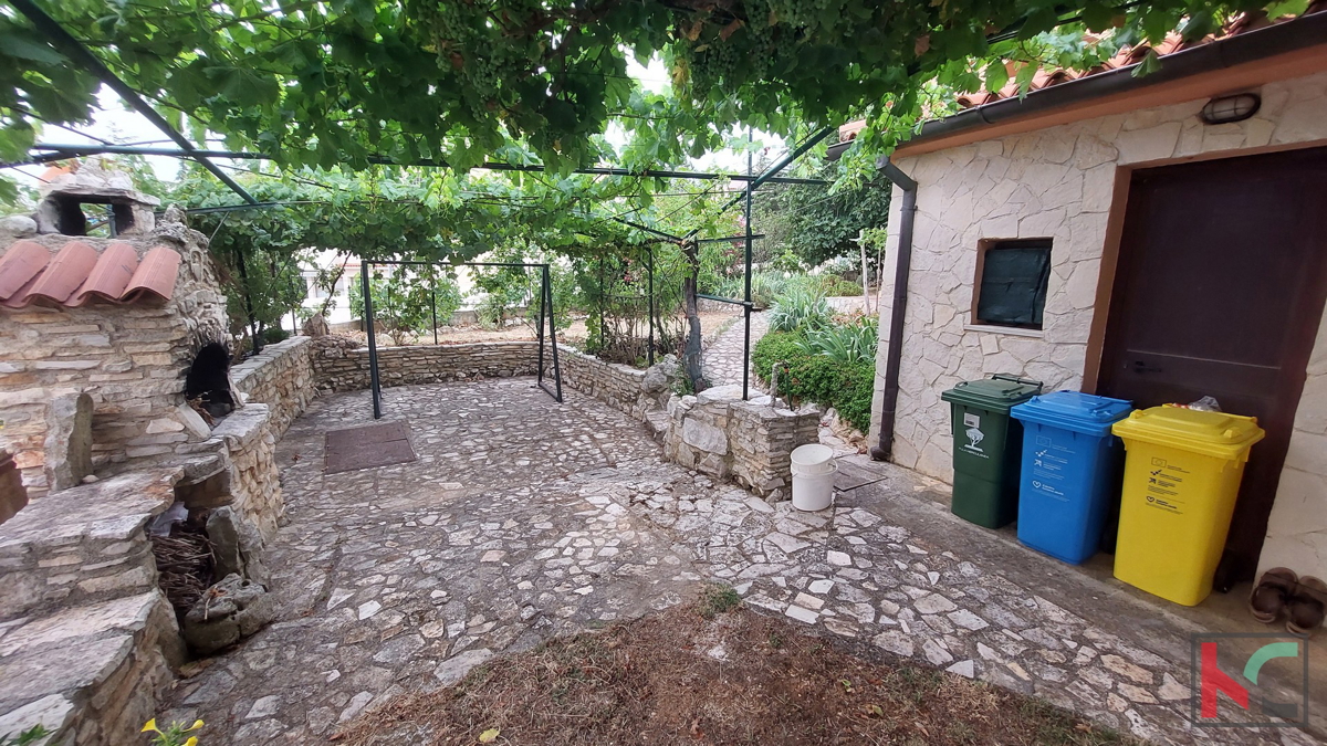 Istria, Ližnjan, casa ben tenuta con giardino paesaggistico in una posizione tranquilla, parziale vista mare, #vendita