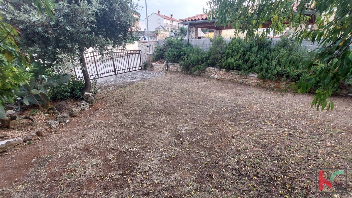 Istria, Ližnjan, casa ben tenuta con giardino paesaggistico in una posizione tranquilla, parziale vista mare, #vendita