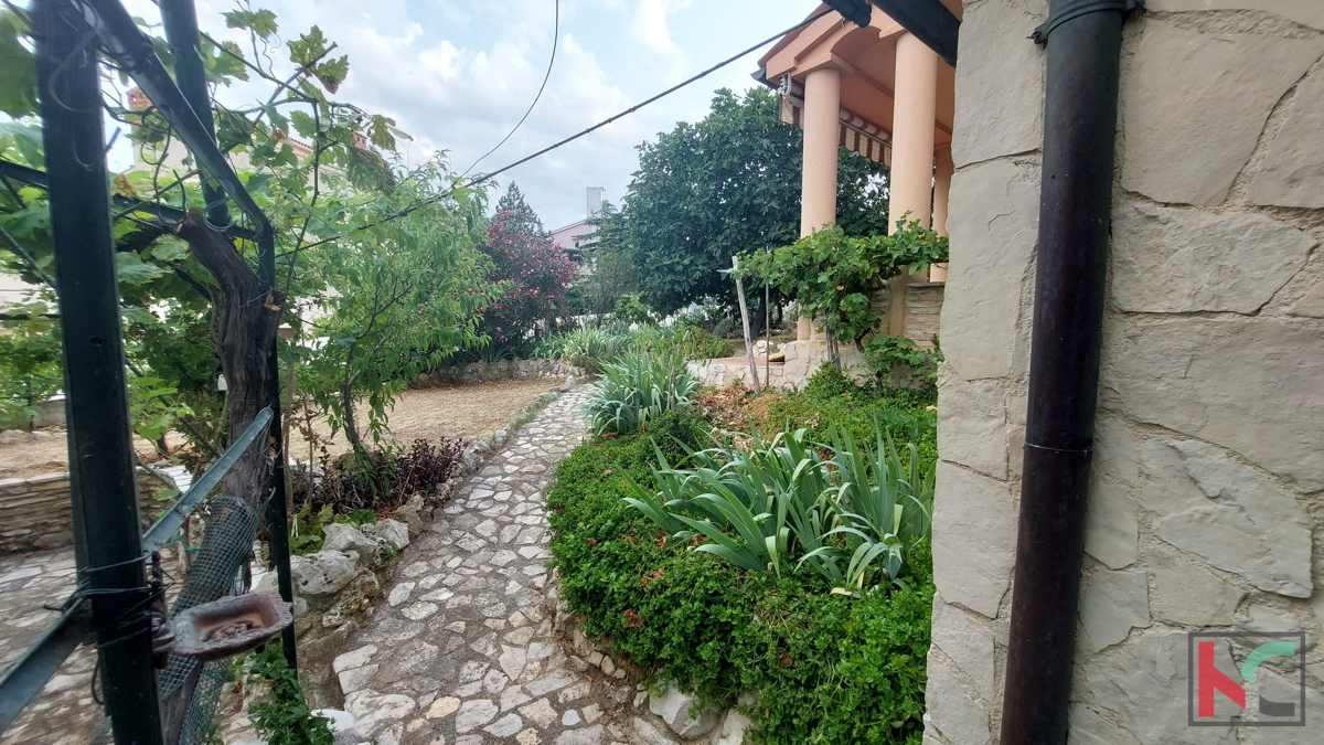 Istria, Ližnjan, casa ben tenuta con giardino paesaggistico in una posizione tranquilla, parziale vista mare, #vendita