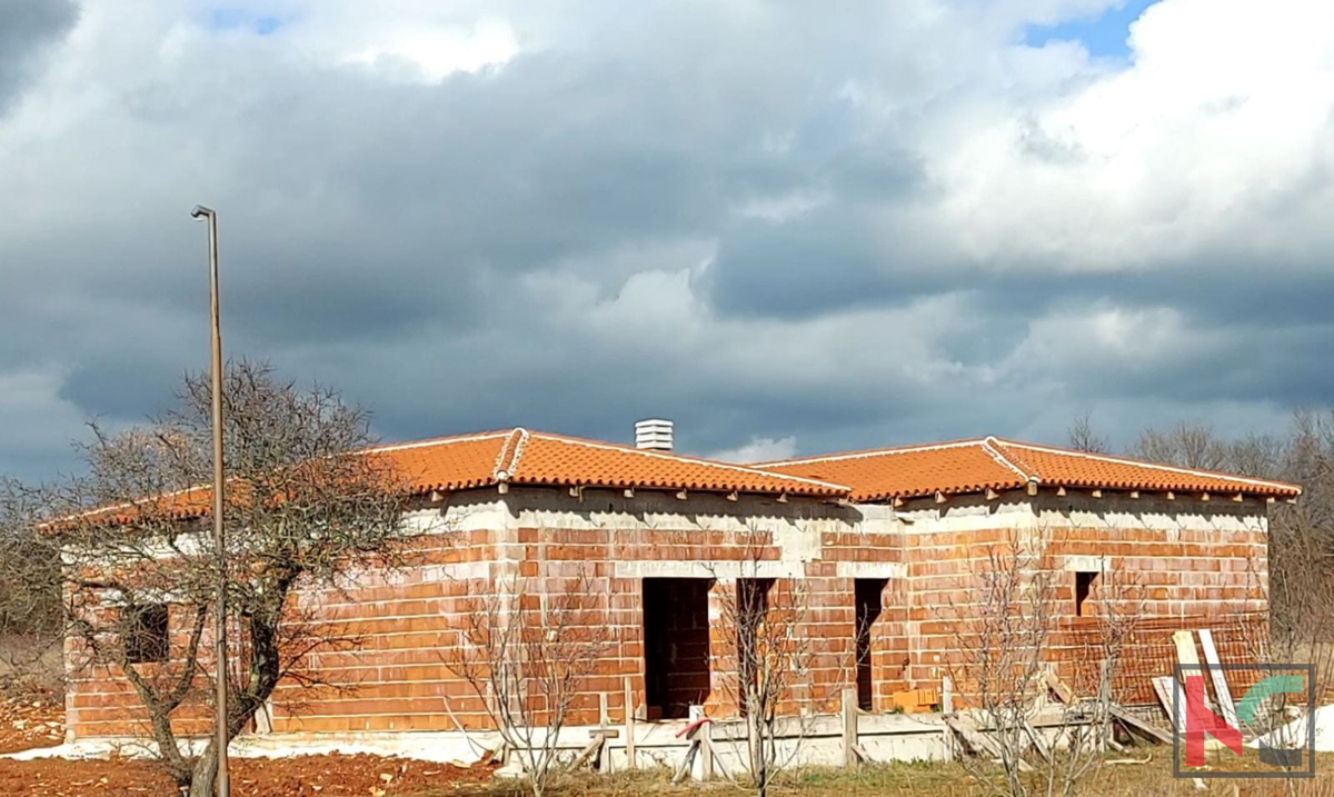 Istria, Barbana, proprietà con casa Rohbau e permesso di costruire su un terreno di 14050m2 #vendita