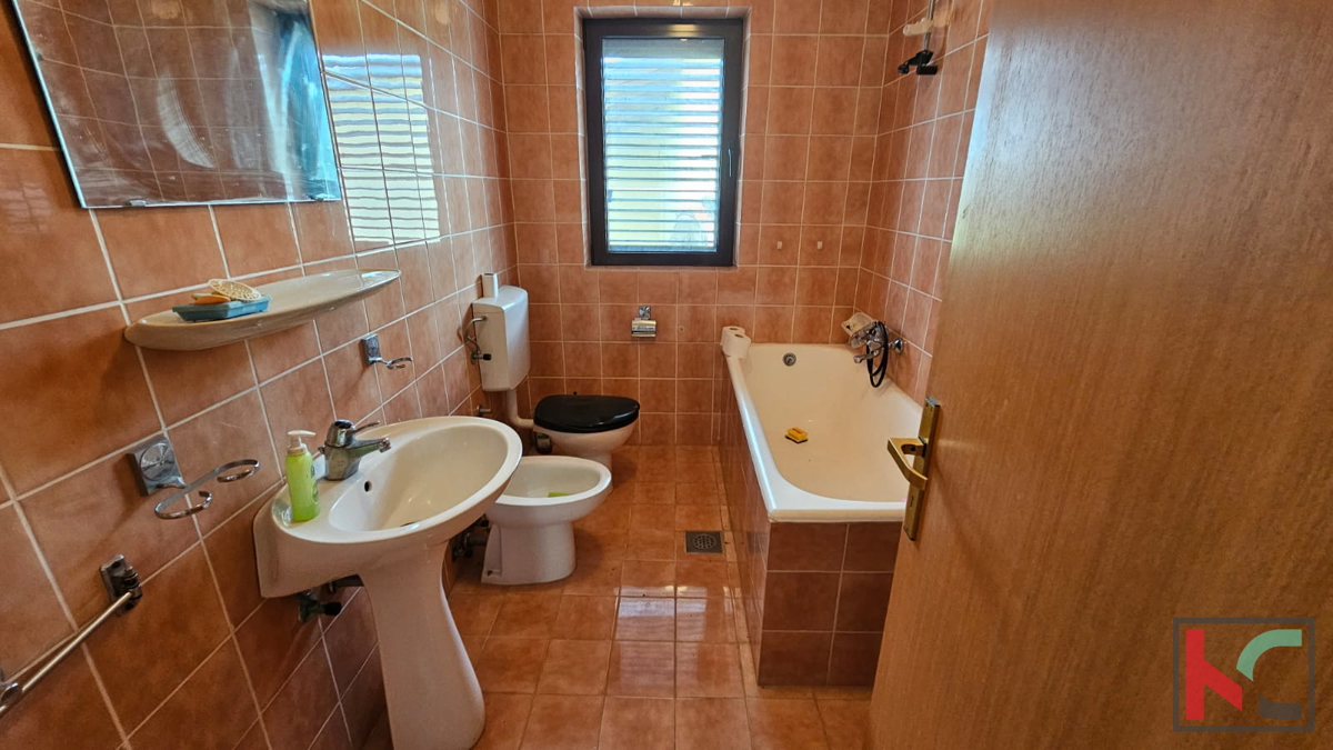 Istria, Parenzo, casa indipendente con tre appartamenti e garage, giardino paesaggistico, vicino alla spiaggia, #vendita