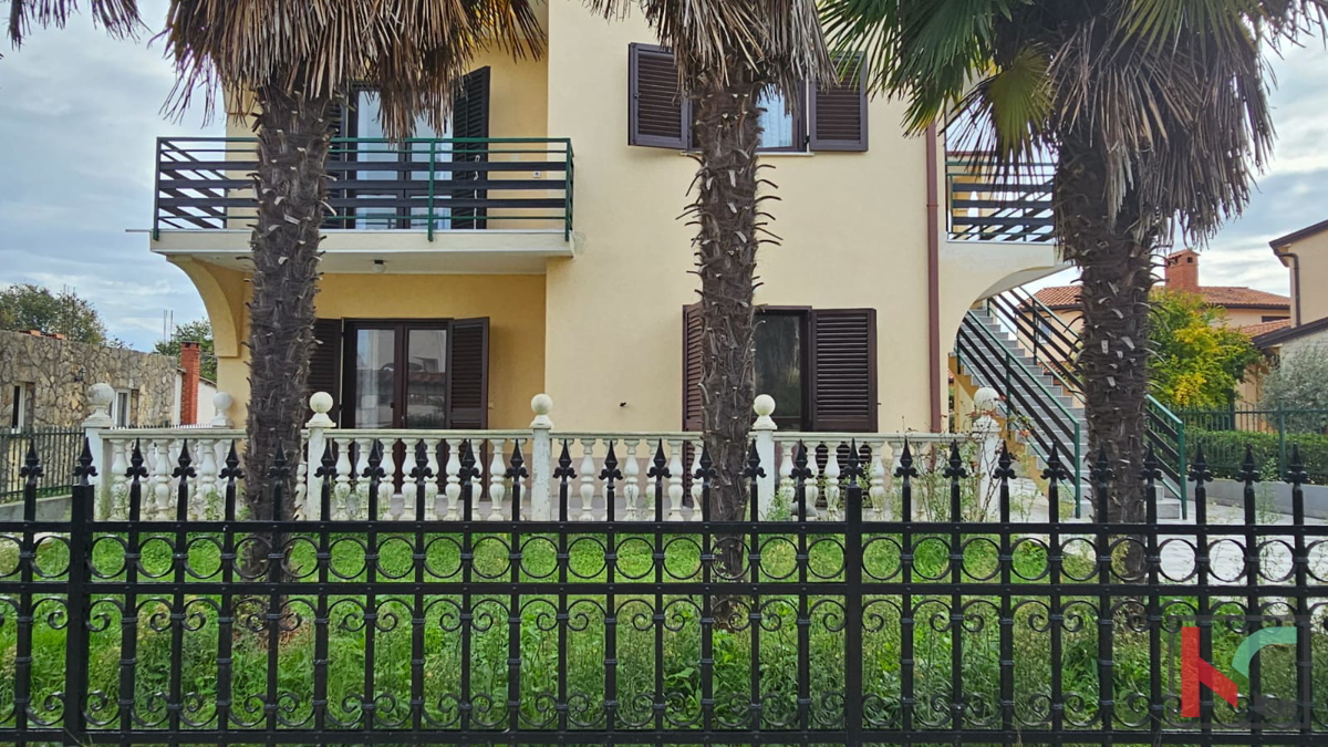 Istria, Parenzo, casa indipendente con tre appartamenti e garage, giardino paesaggistico, vicino alla spiaggia, #vendita