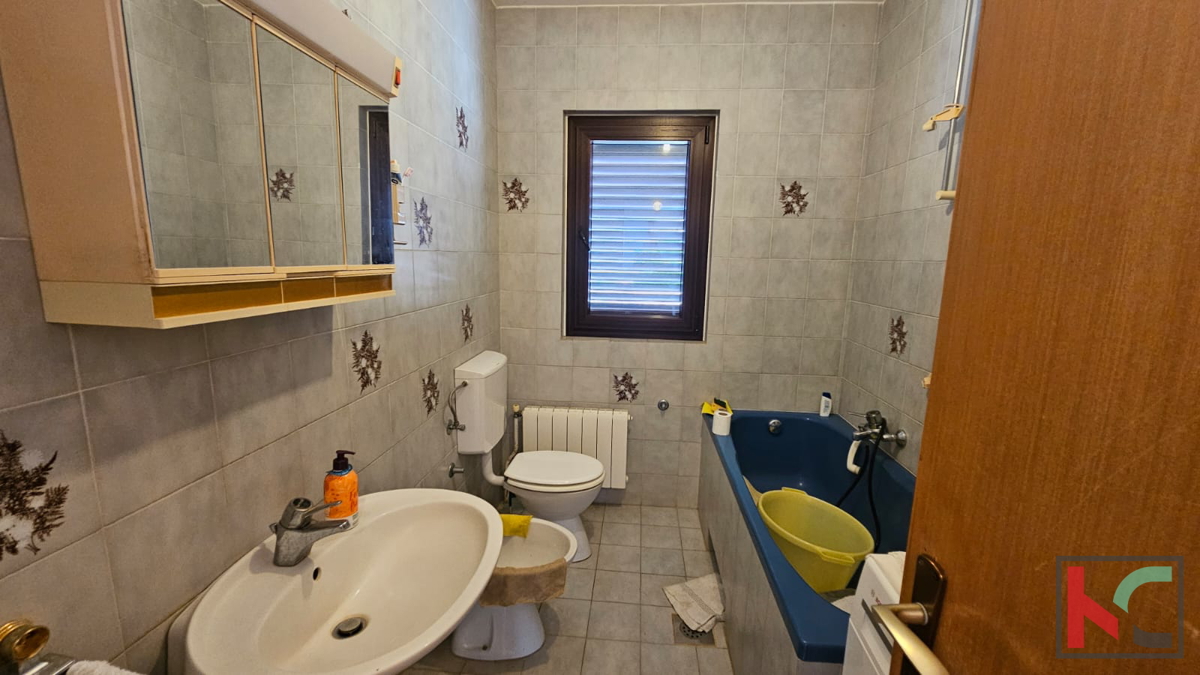 Istria, Parenzo, casa indipendente con tre appartamenti e garage, giardino paesaggistico, vicino alla spiaggia, #vendita