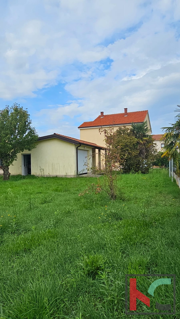 Istria, Parenzo, casa indipendente con tre appartamenti e garage, giardino paesaggistico, vicino alla spiaggia, #vendita