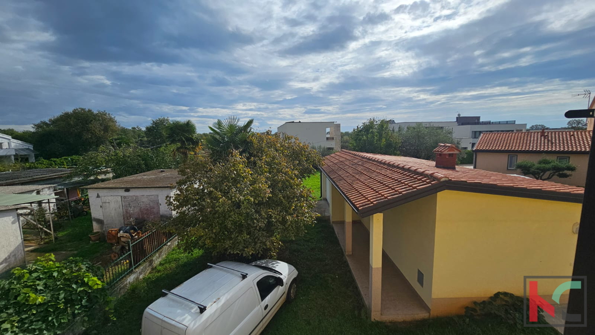 Istria, Parenzo, casa indipendente con tre appartamenti e garage, giardino paesaggistico, vicino alla spiaggia, #vendita
