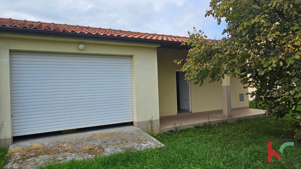 Istria, Parenzo, casa indipendente con tre appartamenti e garage, giardino paesaggistico, vicino alla spiaggia, #vendita