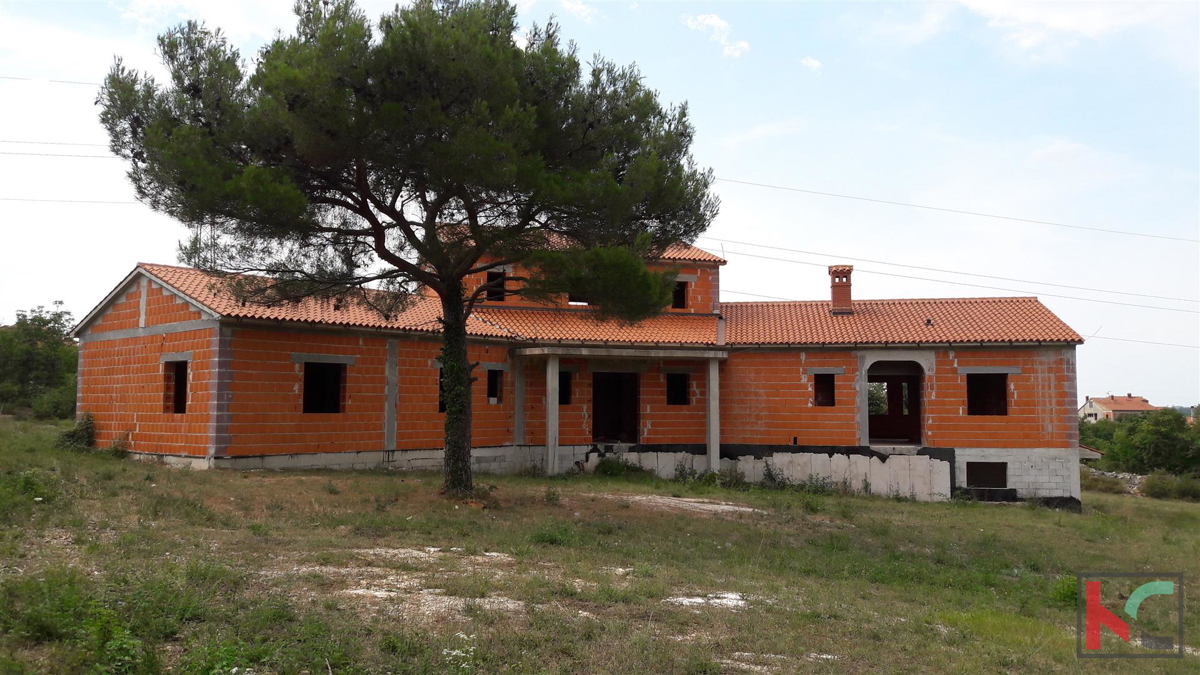 Rovinjsko Selo, incompiuto casa 450m2, 3521m2 giardino