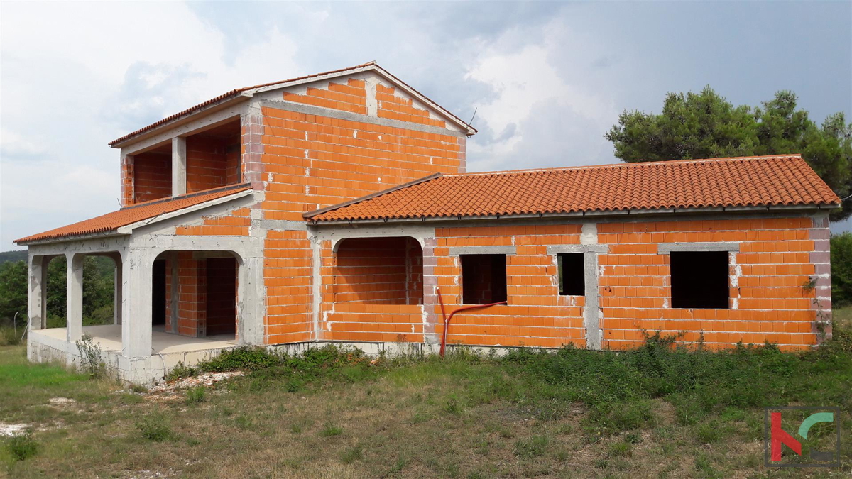 Rovinjsko Selo, incompiuto casa 450m2, 3521m2 giardino