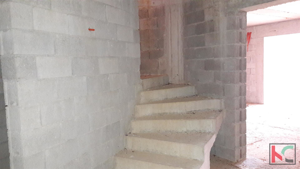 Rovinjsko Selo, incompiuto casa 450m2, 3521m2 giardino