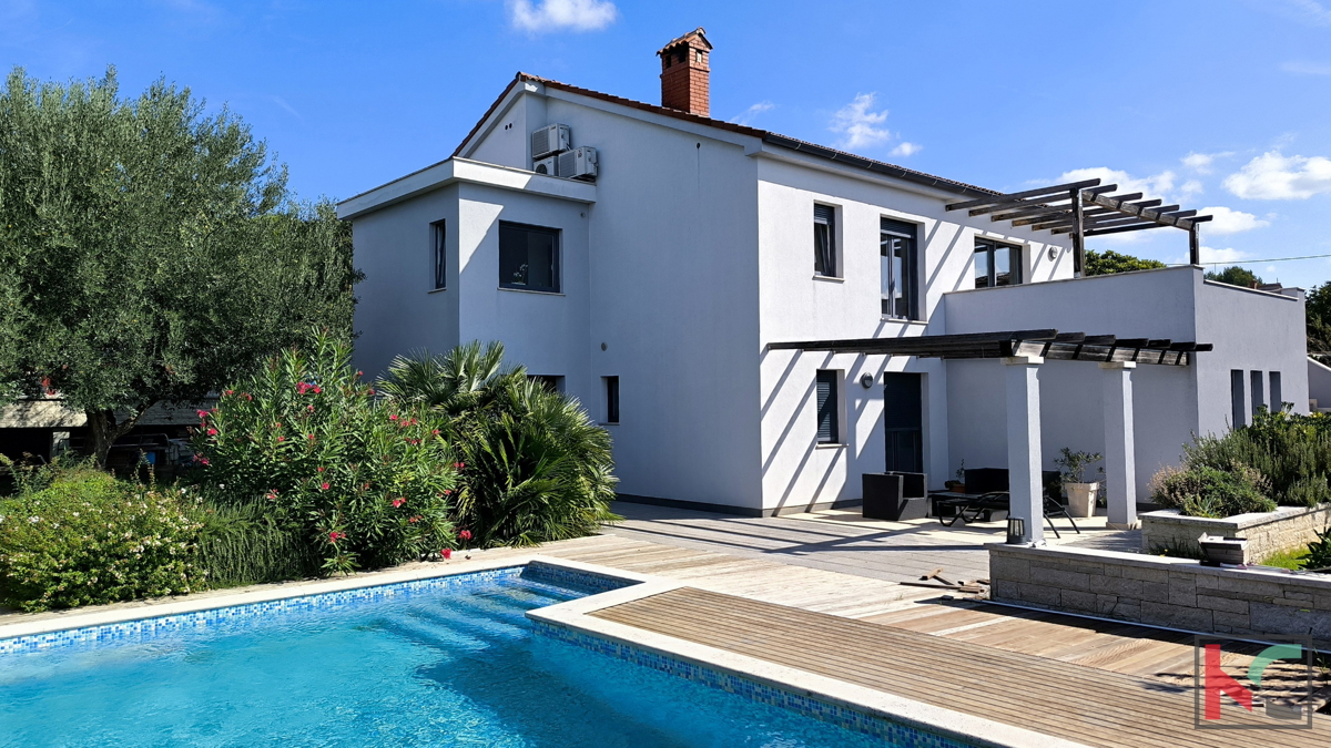 PULA, VILLA FAMILIARE CON PISCINA IN ZONA TRANQUILLA DELLA CITTÀ #VENDITA