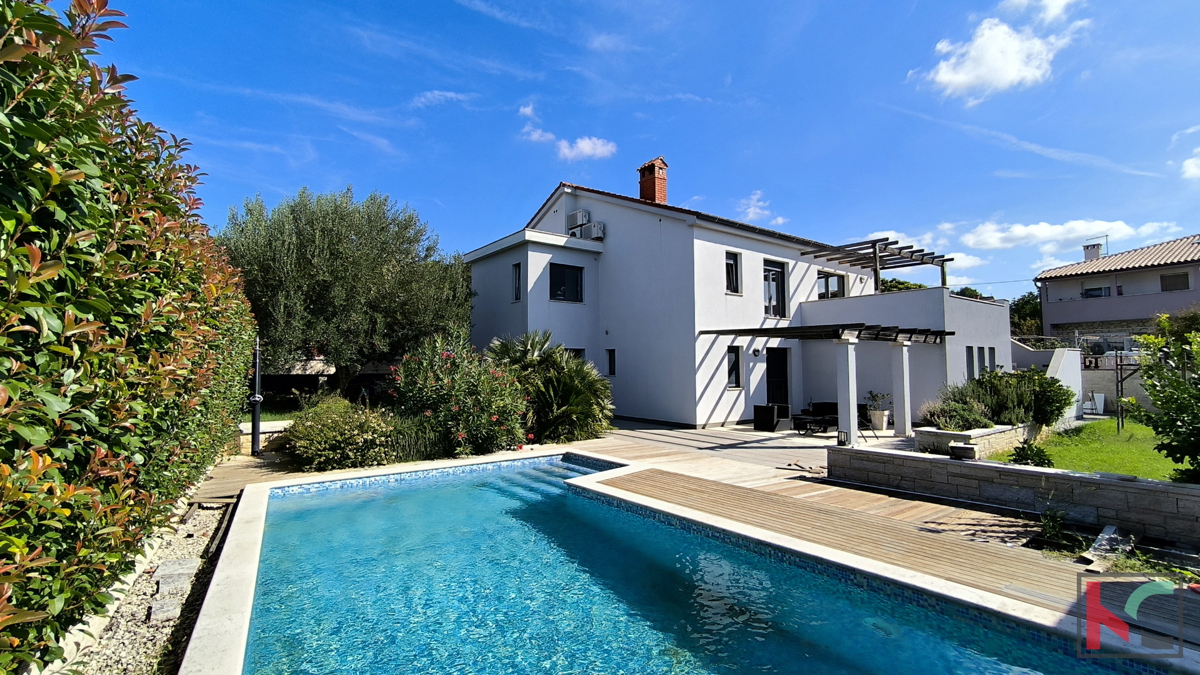 PULA, VILLA FAMILIARE CON PISCINA IN ZONA TRANQUILLA DELLA CITTÀ #VENDITA