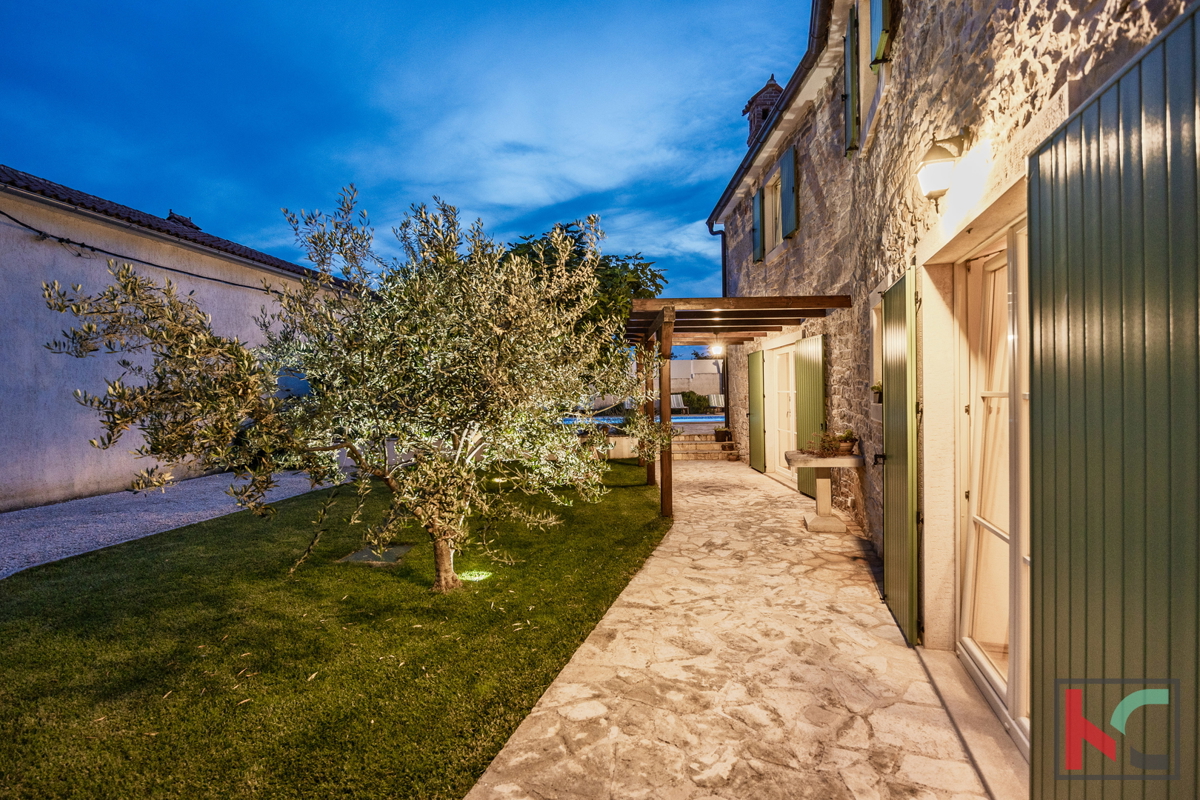 ISTRA, KRNICA – VILLA MODERNA CON 4 CAMERE DA LETTO, PISCINA RISCALDATA, GIARDINO CURATO, #VENDITA