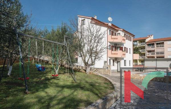 Istria, Pola, casa con appartamenti per vacanze con piscina in un giardino paesaggistico, a 350 m dal mare