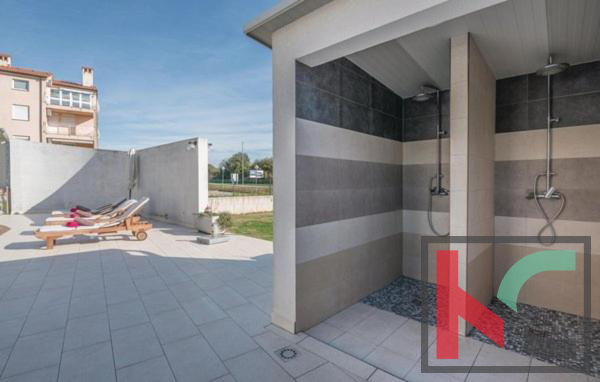 Istria, Pola, casa con appartamenti per vacanze con piscina in un giardino paesaggistico, a 350 m dal mare