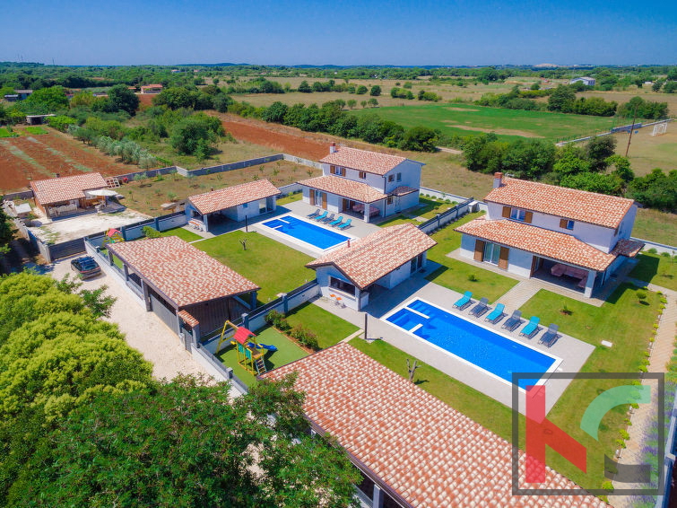 Bella villa nelle vicinanze di Lisignano, con piscina privata, casa giardino e cortile con diversi posti auto coperti #vendita