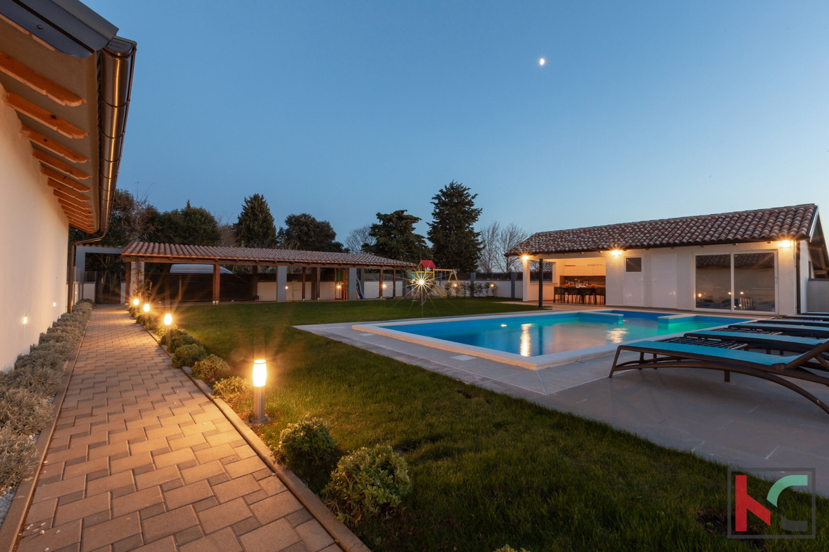 Bella villa nelle vicinanze di Lisignano, con piscina privata, casa giardino e cortile con diversi posti auto coperti #vendita