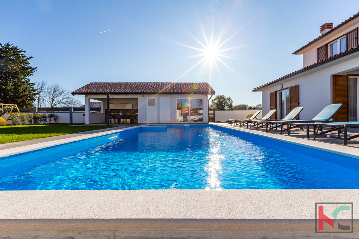 Bella villa nelle vicinanze di Lisignano, con piscina privata, casa giardino e cortile con diversi posti auto coperti #vendita