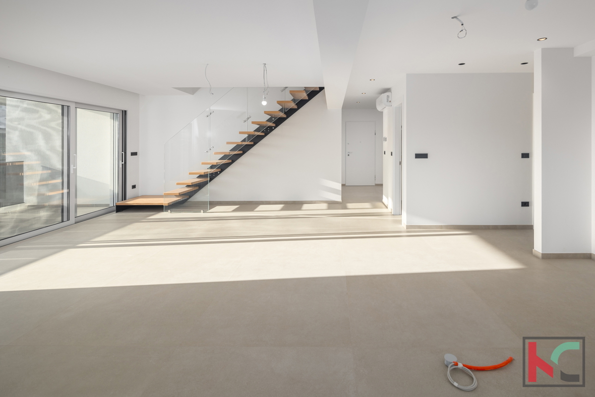 Rovigno, appartamento su due piani, 171 m2 in una nuova costruzione, 4 camere da letto + soggiorno con due posti auto in garage, # in vendita